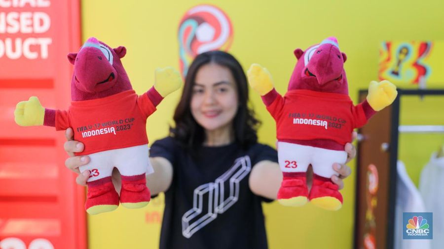 Pengunjung menunjukkan boneka maskot resmi World Cup U-17 2023, Bacuya di Store Juaraga, Jakarta, Kamis (9/11/2023). (CNBC Indonesia/Faisal Rahman)