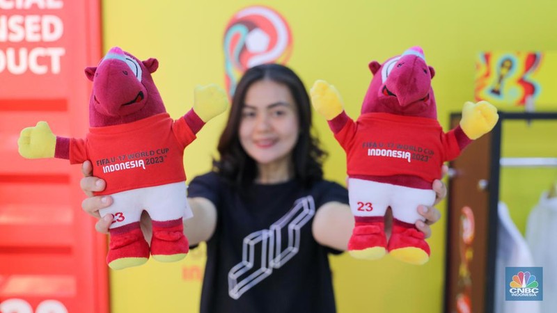 Pengunjung menunjukkan boneka maskot resmi World Cup U-17 2023, Bacuya di Store Juaraga, Jakarta, Kamis (9/11/2023). (CNBC Indonesia/Faisal Rahman)