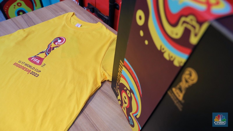 Pengunjung menunjukkan boneka maskot resmi World Cup U-17 2023, Bacuya di Store Juaraga, Jakarta, Kamis (9/11/2023). (CNBC Indonesia/Faisal Rahman)