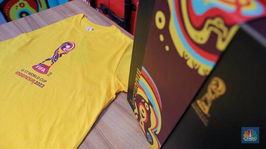 Pengunjung menunjukkan boneka maskot resmi World Cup U-17 2023, Bacuya di Store Juaraga, Jakarta, Kamis (9/11/2023). (CNBC Indonesia/Faisal Rahman)