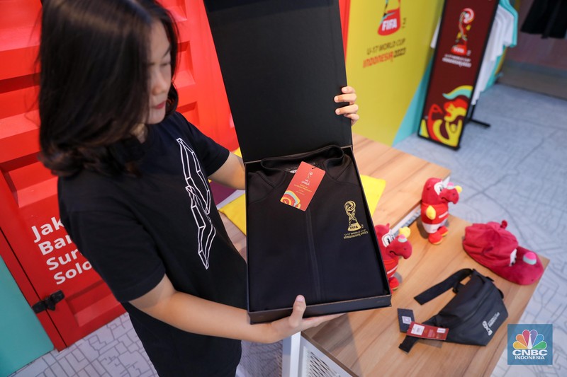 Pengunjung menunjukkan boneka maskot resmi World Cup U-17 2023, Bacuya di Store Juaraga, Jakarta, Kamis (9/11/2023). (CNBC Indonesia/Faisal Rahman)