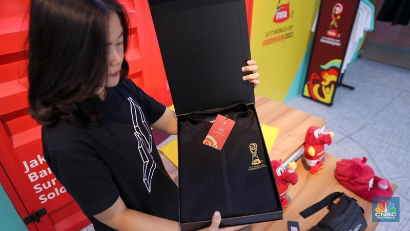 Pengunjung menunjukkan boneka maskot resmi World Cup U-17 2023, Bacuya di Store Juaraga, Jakarta, Kamis (9/11/2023). (CNBC Indonesia/Faisal Rahman)