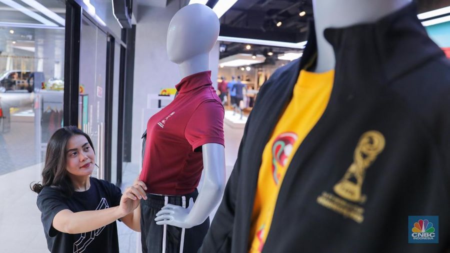 Pengunjung menunjukkan boneka maskot resmi World Cup U-17 2023, Bacuya di Store Juaraga, Jakarta, Kamis (9/11/2023). (CNBC Indonesia/Faisal Rahman)