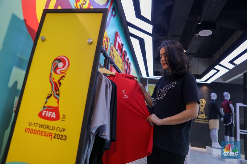 Pengunjung menunjukkan boneka maskot resmi World Cup U-17 2023, Bacuya di Store Juaraga, Jakarta, Kamis (9/11/2023). Pengunjung menunjukkan boneka maskot resmi World Cup U-17 2023, Bacuya di Store Juaraga, Jakarta, Kamis (9/11/2023). (CNBC Indonesia/Faisal Rahman)