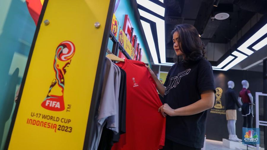 Pengunjung menunjukkan boneka maskot resmi World Cup U-17 2023, Bacuya di Store Juaraga, Jakarta, Kamis (9/11/2023). (²©²ÊÍøÕ¾/Faisal Rahman)