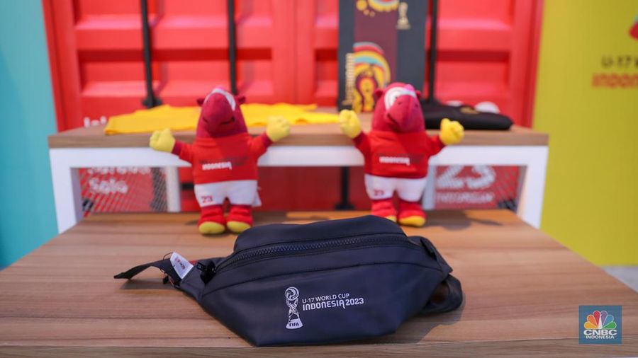 Pengunjung menunjukkan boneka maskot resmi World Cup U-17 2023, Bacuya di Store Juaraga, Jakarta, Kamis (9/11/2023). (CNBC Indonesia/Faisal Rahman)