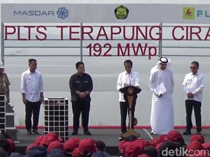 Jokowi Resmikan PLTS Terapung Terbesar di Asia Tenggara