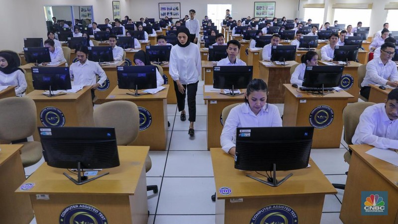Peserta mengikuti Pelaksanaan SKD/Seleksi Kompetensi CASN 2023 di Kantor Badan Kepegawaian Negara (BKN) Pusat, Jakarta, Kamis (9/11/2023). (CNBC Indonesia/Faisal Rahman)