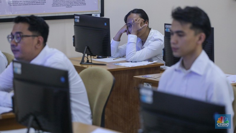 Peserta mengikuti Pelaksanaan SKD/Seleksi Kompetensi CASN 2023 di Kantor Badan Kepegawaian Negara (BKN) Pusat, Jakarta, Kamis (9/11/2023). (CNBC Indonesia/Faisal Rahman) Peserta mengikuti Pelaksanaan SKD/Seleksi Kompetensi CASN 2023 di Kantor Badan Kepegawaian Negara (BKN) Pusat, Jakarta, Kamis (9/11/2023). (CNBC Indonesia/Faisal Rahman)