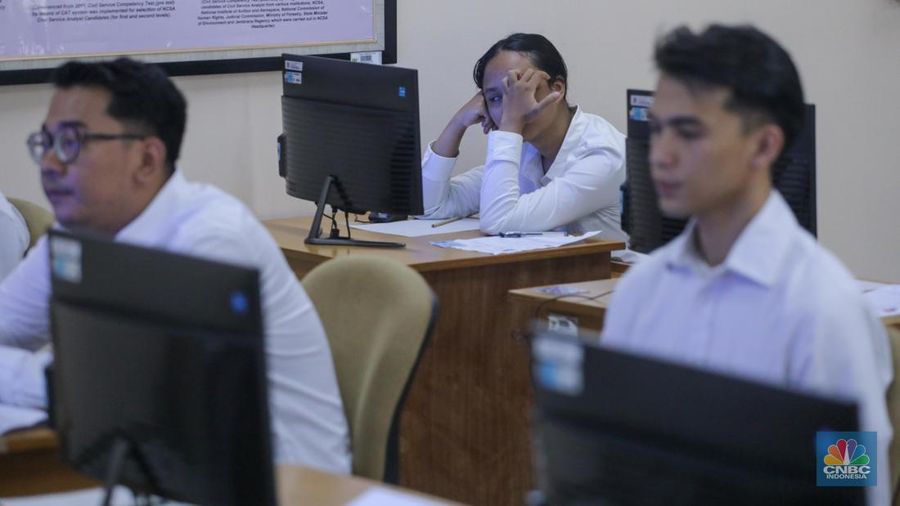 Peserta mengikuti Pelaksanaan SKD/Seleksi Kompetensi CASN 2023 di Kantor Badan Kepegawaian Negara (BKN) Pusat, Jakarta, Kamis (9/11/2023). (CNBC Indonesia/Faisal Rahman)