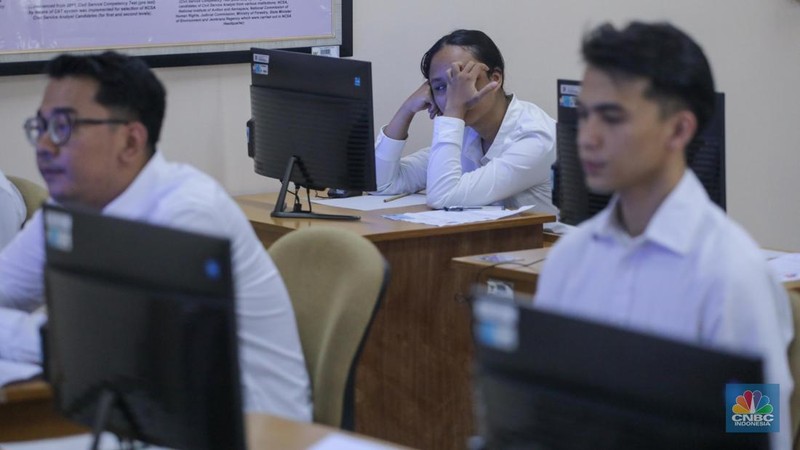 Peserta mengikuti Pelaksanaan SKD/Seleksi Kompetensi CASN 2023 di Kantor Badan Kepegawaian Negara (BKN) Pusat, Jakarta, Kamis (9/11/2023). (CNBC Indonesia/Faisal Rahman)