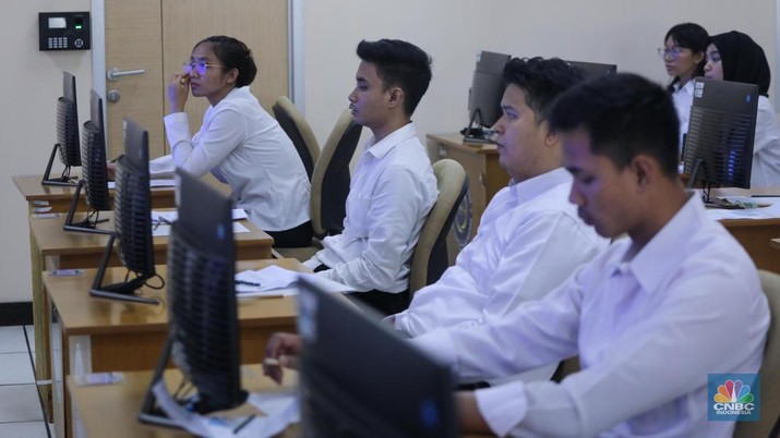 Peserta mengikuti Pelaksanaan SKD/Seleksi Kompetensi CASN 2023 di Kantor Badan Kepegawaian Negara (BKN) Pusat, Jakarta, Kamis (9/11/2023). (CNBC Indonesia/Faisal Rahman)