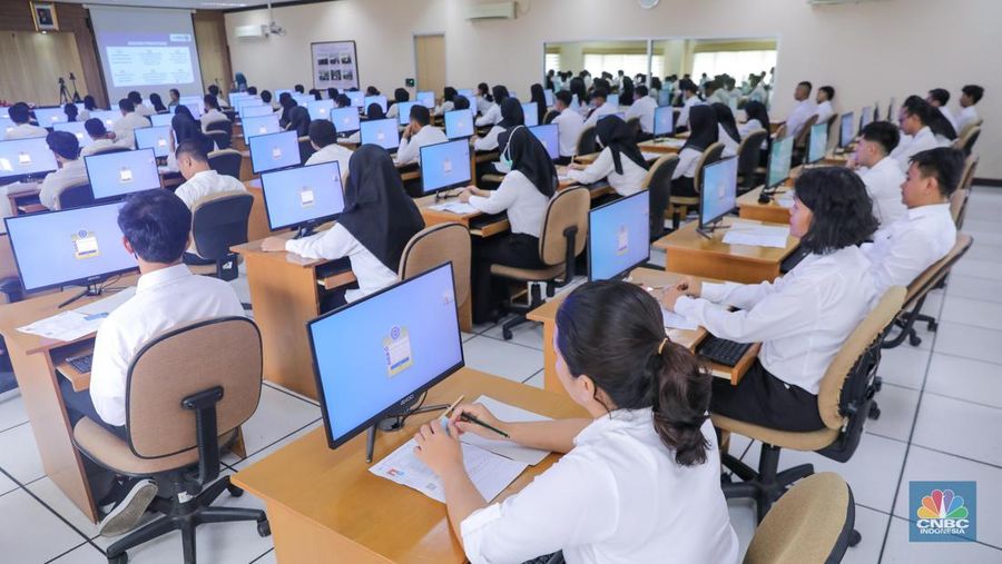 Peserta mengikuti Pelaksanaan SKD/Seleksi Kompetensi CASN 2023 di Kantor Badan Kepegawaian Negara (BKN) Pusat, Jakarta, Kamis (9/11/2023). (վ/Faisal Rahman)