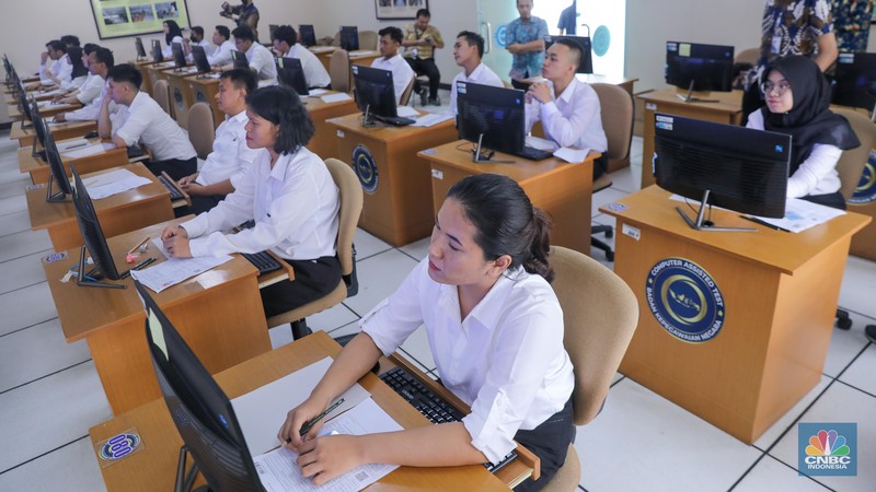 Peserta mengikuti Pelaksanaan SKD/Seleksi Kompetensi CASN 2023 di Kantor Badan Kepegawaian Negara (BKN) Pusat, Jakarta, Kamis (9/11/2023). (CNBC Indonesia/Faisal Rahman)