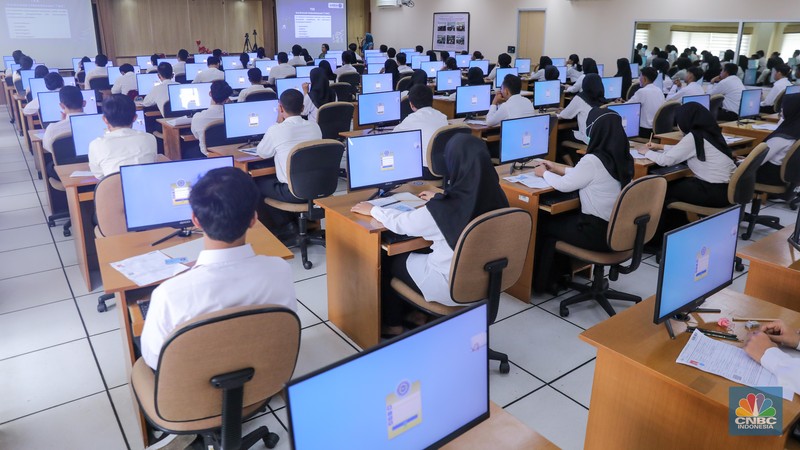 Peserta mengikuti Pelaksanaan SKD/Seleksi Kompetensi CASN 2023 di Kantor Badan Kepegawaian Negara (BKN) Pusat, Jakarta, Kamis (9/11/2023). (CNBC Indonesia/Faisal Rahman) Peserta mengikuti Pelaksanaan SKD/Seleksi Kompetensi CASN 2023 di Kantor Badan Kepegawaian Negara (BKN) Pusat, Jakarta, Kamis (9/11/2023). (CNBC Indonesia/Faisal Rahman)