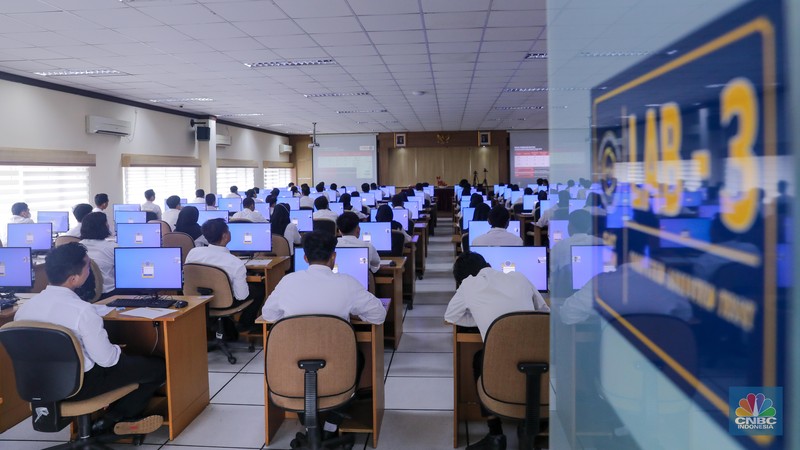 Peserta mengikuti Pelaksanaan SKD/Seleksi Kompetensi CASN 2023 di Kantor Badan Kepegawaian Negara (BKN) Pusat, Jakarta, Kamis (9/11/2023). (CNBC Indonesia/Faisal Rahman)