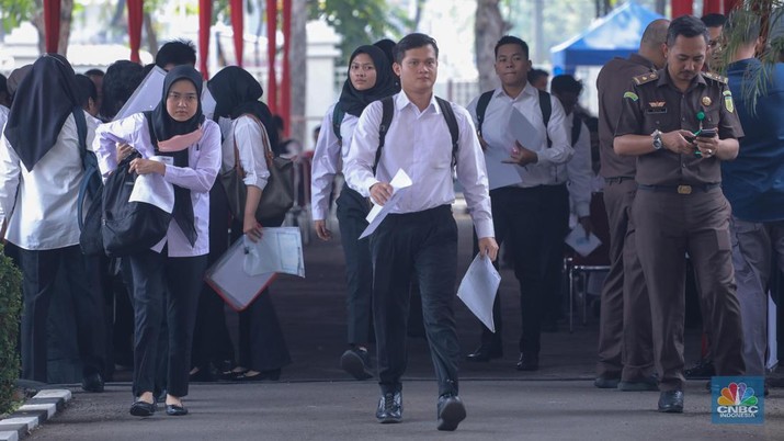 Peserta mengikuti Pelaksanaan SKD/Seleksi Kompetensi CASN 2023 di Kantor Badan Kepegawaian Negara (BKN) Pusat, Jakarta, Kamis (9/11/2023). (CNBC Indonesia/Faisal Rahman)