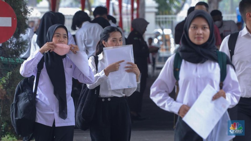 Peserta mengikuti Pelaksanaan SKD/Seleksi Kompetensi CASN 2023 di Kantor Badan Kepegawaian Negara (BKN) Pusat, Jakarta, Kamis (9/11/2023). (CNBC Indonesia/Faisal Rahman)