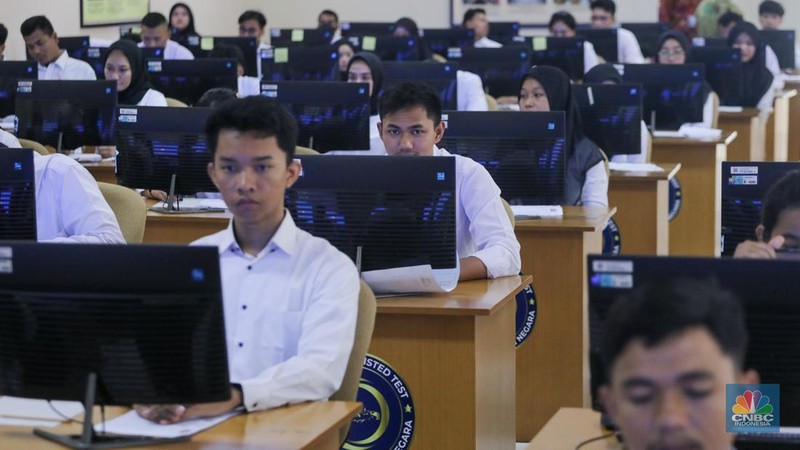 Peserta mengikuti Pelaksanaan SKD/Seleksi Kompetensi CASN 2023 di Kantor Badan Kepegawaian Negara (BKN) Pusat, Jakarta, Kamis (9/11/2023). (CNBC Indonesia/Faisal Rahman)