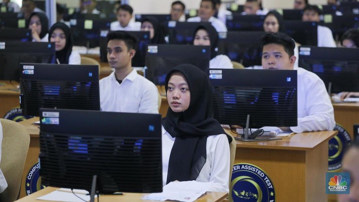 Peserta mengikuti Pelaksanaan SKD/Seleksi Kompetensi CASN 2023 di Kantor Badan Kepegawaian Negara (BKN) Pusat, Jakarta, Kamis (9/11/2023). (CNBC Indonesia/Faisal Rahman)