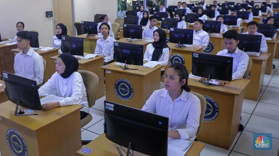 Peserta mengikuti Pelaksanaan SKD/Seleksi Kompetensi CASN 2023 di Kantor Badan Kepegawaian Negara (BKN) Pusat, Jakarta, Kamis (9/11/2023). (CNBC Indonesia/Faisal Rahman)