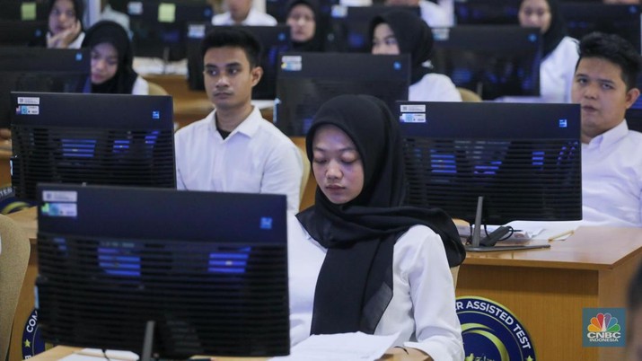 Peserta mengikuti Pelaksanaan SKD/Seleksi Kompetensi CASN 2023 di Kantor Badan Kepegawaian Negara (BKN) Pusat, Jakarta, Kamis (9/11/2023). (CNBC Indonesia/Faisal Rahman)