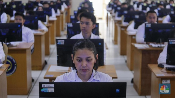 Peserta mengikuti Pelaksanaan SKD/Seleksi Kompetensi CASN 2023 di Kantor Badan Kepegawaian Negara (BKN) Pusat, Jakarta, Kamis (9/11/2023). (CNBC Indonesia/Faisal Rahman)