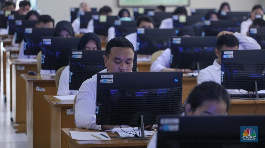 Peserta mengikuti Pelaksanaan SKD/Seleksi Kompetensi CASN 2023 di Kantor Badan Kepegawaian Negara (BKN) Pusat, Jakarta, Kamis (9/11/2023). (CNBC Indonesia/Faisal Rahman)