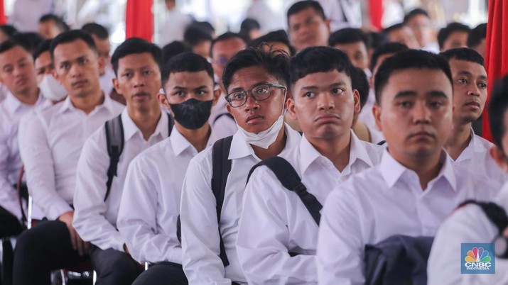 Peserta mengikuti Pelaksanaan SKD/Seleksi Kompetensi CASN 2023 di Kantor Badan Kepegawaian Negara (BKN) Pusat, Jakarta, Kamis (9/11/2023). (CNBC Indonesia/Faisal Rahman)