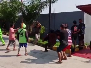 Barbar Warga di Pinrang Terobos Antrean SPBU hingga Adu Jotos dengan Pekerja