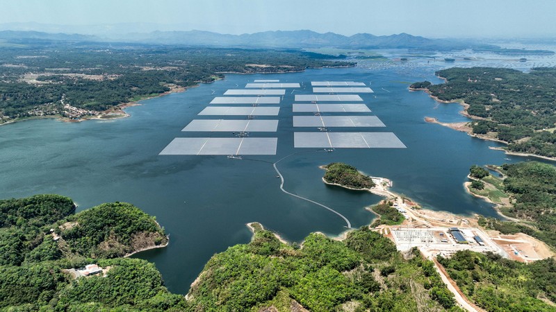 Presiden Republik Indonesia Joko Widodo (empat dari kanan) saat memberikan sambutan dalam peresmian Pembangkit Listrik Tenaga Surya (PLTS) Terapung Cirata berkapasitas 192 Megawatt peak di Purwakarta, Jawa Barat, Kamis (9/11). Turut hadir dalam peresmian ini Menteri Perdagangan Luar Negeri Uni Emirat Arab Thani bin Ahmed Al Zeyoudi (tiga dari kanan, Menteri Badan Usaha Milik Negara Erick Thohir (empat dari kiri), Menteri Energi dan Sumber Daya Mineral Arifin Tasrif (dua dari kanan), Pj Gubernur Jawa Barat Bey Machmudin (tiga dari kiri), Direktur Utama PLN Darmawan Prasodjo (kiri), CEO Masdar, Mohamed Jameel Al Ramahi (kanan) dan Pj Bupati Purwakarta Benni Irwan (dua dari kiri). (Dok: PT PLN (Persero)