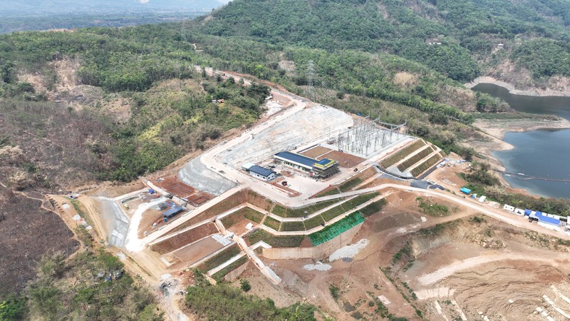 Presiden Republik Indonesia Joko Widodo (empat dari kanan) saat memberikan sambutan dalam peresmian Pembangkit Listrik Tenaga Surya (PLTS) Terapung Cirata berkapasitas 192 Megawatt peak di Purwakarta, Jawa Barat, Kamis (9/11). Turut hadir dalam peresmian ini Menteri Perdagangan Luar Negeri Uni Emirat Arab Thani bin Ahmed Al Zeyoudi (tiga dari kanan, Menteri Badan Usaha Milik Negara Erick Thohir (empat dari kiri), Menteri Energi dan Sumber Daya Mineral Arifin Tasrif (dua dari kanan), Pj Gubernur Jawa Barat Bey Machmudin (tiga dari kiri), Direktur Utama PLN Darmawan Prasodjo (kiri), CEO Masdar, Mohamed Jameel Al Ramahi (kanan) dan Pj Bupati Purwakarta Benni Irwan (dua dari kiri). (Dok: PT PLN (Persero)