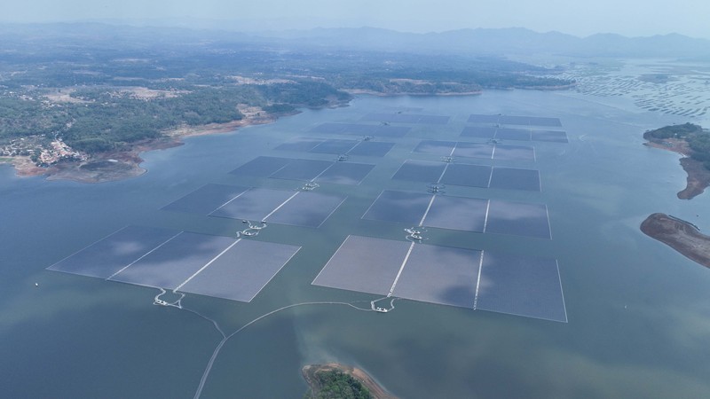 Presiden Republik Indonesia Joko Widodo (empat dari kanan) saat memberikan sambutan dalam peresmian Pembangkit Listrik Tenaga Surya (PLTS) Terapung Cirata berkapasitas 192 Megawatt peak di Purwakarta, Jawa Barat, Kamis (9/11). Turut hadir dalam peresmian ini Menteri Perdagangan Luar Negeri Uni Emirat Arab Thani bin Ahmed Al Zeyoudi (tiga dari kanan, Menteri Badan Usaha Milik Negara Erick Thohir (empat dari kiri), Menteri Energi dan Sumber Daya Mineral Arifin Tasrif (dua dari kanan), Pj Gubernur Jawa Barat Bey Machmudin (tiga dari kiri), Direktur Utama PLN Darmawan Prasodjo (kiri), CEO Masdar, Mohamed Jameel Al Ramahi (kanan) dan Pj Bupati Purwakarta Benni Irwan (dua dari kiri). (Dok: PT PLN (Persero)
