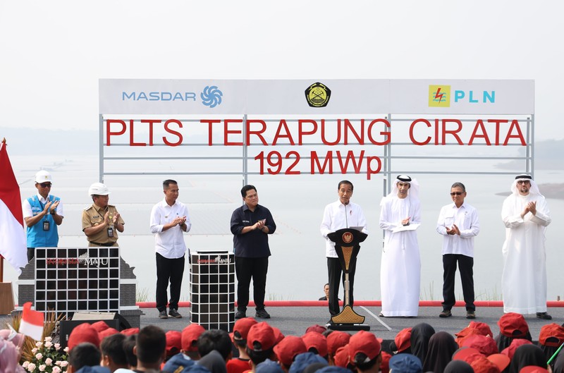 Presiden Republik Indonesia Joko Widodo (empat dari kanan) saat memberikan sambutan dalam peresmian Pembangkit Listrik Tenaga Surya (PLTS) Terapung Cirata berkapasitas 192 Megawatt peak di Purwakarta, Jawa Barat, Kamis (9/11). Turut hadir dalam peresmian ini Menteri Perdagangan Luar Negeri Uni Emirat Arab Thani bin Ahmed Al Zeyoudi (tiga dari kanan, Menteri Badan Usaha Milik Negara Erick Thohir (empat dari kiri), Menteri Energi dan Sumber Daya Mineral Arifin Tasrif (dua dari kanan), Pj Gubernur Jawa Barat Bey Machmudin (tiga dari kiri), Direktur Utama PLN Darmawan Prasodjo (kiri), CEO Masdar, Mohamed Jameel Al Ramahi (kanan) dan Pj Bupati Purwakarta Benni Irwan (dua dari kiri). (Dok: PT PLN (Persero)
