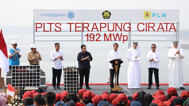 Presiden Republik Indonesia Joko Widodo (empat dari kanan) saat memberikan sambutan dalam peresmian Pembangkit Listrik Tenaga Surya (PLTS) Terapung Cirata berkapasitas 192 Megawatt peak di Purwakarta, Jawa Barat, Kamis (9/11). Turut hadir dalam peresmian ini Menteri Perdagangan Luar Negeri Uni Emirat Arab Thani bin Ahmed Al Zeyoudi (tiga dari kanan, Menteri Badan Usaha Milik Negara Erick Thohir (empat dari kiri), Menteri Energi dan Sumber Daya Mineral Arifin Tasrif (dua dari kanan), Pj Gubernur Jawa Barat Bey Machmudin (tiga dari kiri), Direktur Utama PLN Darmawan Prasodjo (kiri), CEO Masdar, Mohamed Jameel Al Ramahi (kanan) dan Pj Bupati Purwakarta Benni Irwan (dua dari kiri). (Dok: PT PLN (Persero)