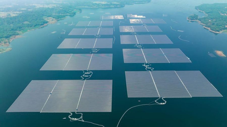 Proyek Pembangkit Listrik Tenaga Surya (PLTS) Terapung atau Floating Solar PV Cirata berkapasitas 192 megawatt peak (MWp) seluas 200 hektare. PLTS ini dibangun di atas Waduk Cirata dan akan menjadi yang terbesar di Asia Tenggara. (Dok: PT PLN (Persero))
