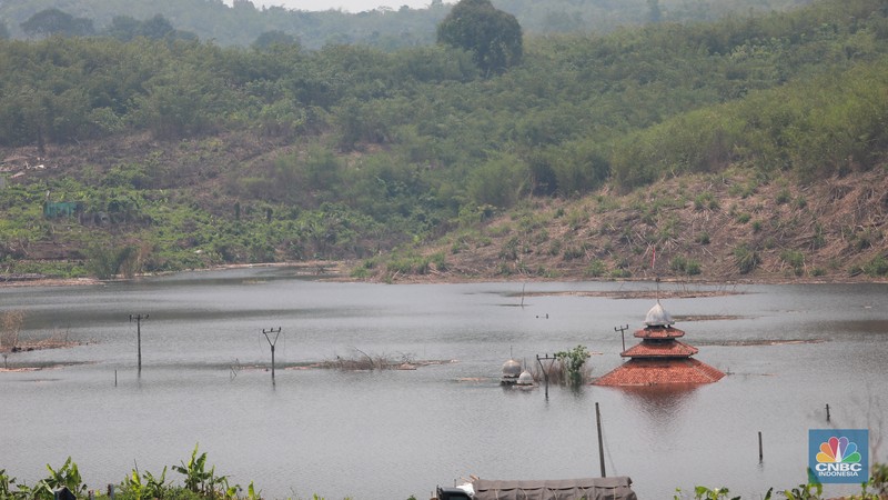 Sebuah Masjid di Kampung Sinday, Desa Pajagan, Kecamatan Sajira, Kabupaten Lebak, terlihat perlahan tenggelam oleh air yang terus meninggi saat proses Waduk Karian, Banten, Kamis, (9/11/2023). Sebuah Masjid di Kampung Sinday, Desa Pajagan, Kecamatan Sajira, Kabupaten Lebak, terlihat perlahan tenggelam oleh air yang terus meninggi saat proses Waduk Karian, Banten, Kamis, (9/11/2023). (CNBC Indonesia/Muhammad Sabki)