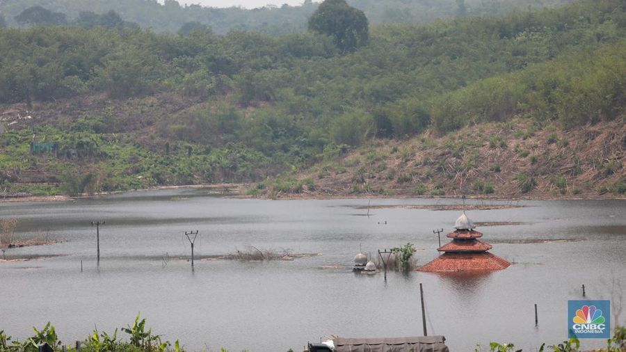 Sebuah Masjid di Kampung Sinday, Desa Pajagan, Kecamatan Sajira, Kabupaten Lebak, terlihat perlahan tenggelam oleh air yang terus meninggi saat proses Waduk Karian, Banten, Kamis, (9/11/2023). (CNBC Indonesia/Muhammad Sabki)