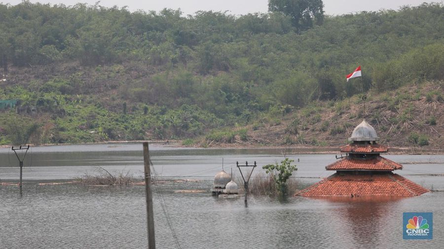 Sebuah Masjid di Kampung Sinday, Desa Pajagan, Kecamatan Sajira, Kabupaten Lebak, terlihat perlahan tenggelam oleh air yang terus meninggi saat proses Waduk Karian, Banten, Kamis, (9/11/2023). (CNBC Indonesia/Muhammad Sabki)