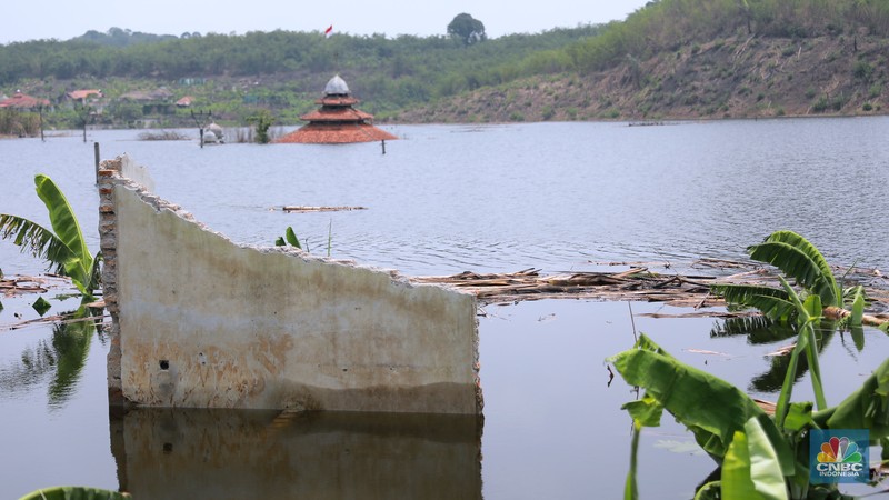 Sebuah Masjid di Kampung Sinday, Desa Pajagan, Kecamatan Sajira, Kabupaten Lebak, terlihat perlahan tenggelam oleh air yang terus meninggi saat proses Waduk Karian, Banten, Kamis, (9/11/2023). Sebuah Masjid di Kampung Sinday, Desa Pajagan, Kecamatan Sajira, Kabupaten Lebak, terlihat perlahan tenggelam oleh air yang terus meninggi saat proses Waduk Karian, Banten, Kamis, (9/11/2023). (CNBC Indonesia/Muhammad Sabki)