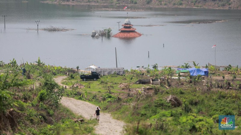 Sebuah Masjid di Kampung Sinday, Desa Pajagan, Kecamatan Sajira, Kabupaten Lebak, terlihat perlahan tenggelam oleh air yang terus meninggi saat proses Waduk Karian, Banten, Kamis, (9/11/2023). (CNBC Indonesia/Muhammad Sabki)