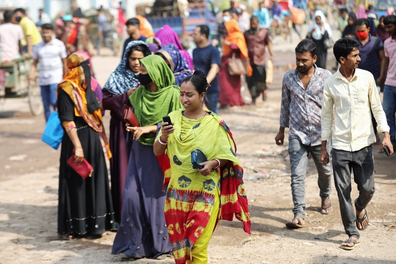 Pekerja garmen berkumpul di sepanjang jalan selama protes di Gazipur pada tanggal 9 November 2023, setelah otoritas Dewan Upah Minimum mengumumkan upah minimum sebesar 12.500 taka ($113) untuk pekerja garmen. Polisi menembakkan peluru karet dan gas air mata ke arah pengunjuk rasa pada tanggal 9 November ketika ribuan pekerja garmen Bangladesh menolak kenaikan upah yang 