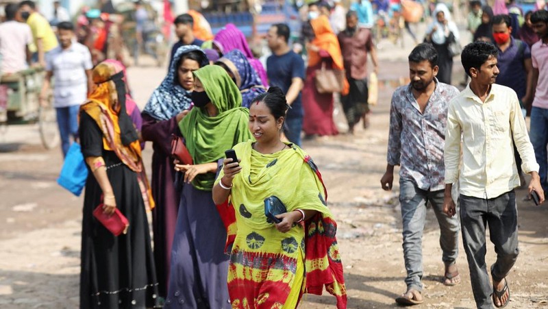 Pekerja garmen berkumpul di sepanjang jalan selama protes di Gazipur pada tanggal 9 November 2023, setelah otoritas Dewan Upah Minimum mengumumkan upah minimum sebesar 12.500 taka ($113) untuk pekerja garmen. Polisi menembakkan peluru karet dan gas air mata ke arah pengunjuk rasa pada tanggal 9 November ketika ribuan pekerja garmen Bangladesh menolak kenaikan upah yang 