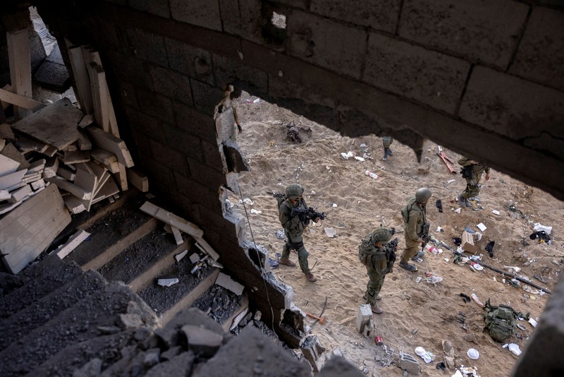 Tentara Israel berjalan melewati reruntuhan, di tengah invasi darat yang sedang berlangsung terhadap kelompok Islam Palestina Hamas di Jalur Gaza utara, 8 November 2023. (REUTERS/Ronen Zvulun) Tentara Israel berjalan melewati reruntuhan, di tengah invasi darat yang sedang berlangsung terhadap kelompok Islam Palestina Hamas di Jalur Gaza utara, 8 November 2023. (REUTERS/Ronen Zvulun)