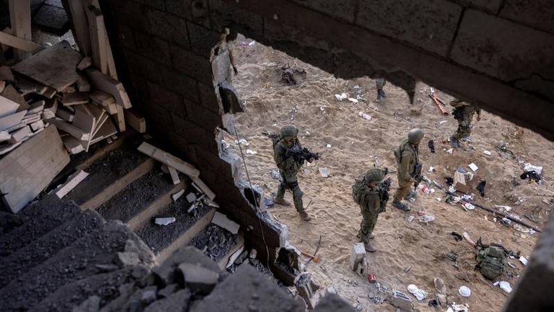 Tentara Israel berjalan melewati reruntuhan, di tengah invasi darat yang sedang berlangsung terhadap kelompok Islam Palestina Hamas di Jalur Gaza utara, 8 November 2023. (REUTERS/Ronen Zvulun)