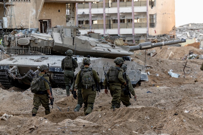 Warga Palestina berangkat dari bagian utara Gaza untuk melarikan diri dari bagian tengah dan selatan Jalur Gaza pada 08 November 2023. ( AP Photo/Hatem Moussa)
