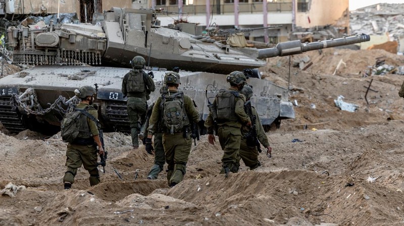 Warga Palestina berangkat dari bagian utara Gaza untuk melarikan diri dari bagian tengah dan selatan Jalur Gaza pada 08 November 2023. ( AP Photo/Hatem Moussa)