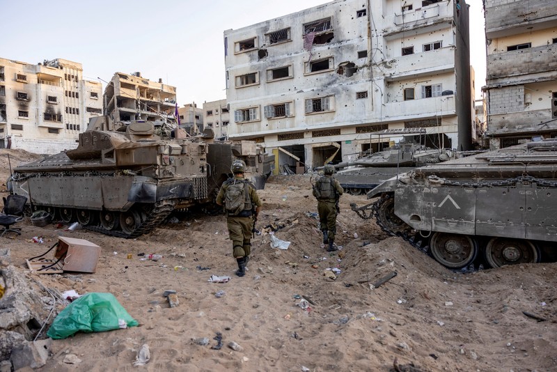 Tentara Israel berjalan melewati reruntuhan, di tengah invasi darat yang sedang berlangsung terhadap kelompok Islam Palestina Hamas di Jalur Gaza utara, 8 November 2023. (REUTERS/Ronen Zvulun) Tentara Israel berjalan melewati reruntuhan, di tengah invasi darat yang sedang berlangsung terhadap kelompok Islam Palestina Hamas di Jalur Gaza utara, 8 November 2023. (REUTERS/Ronen Zvulun)