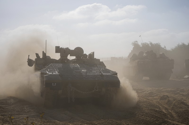 Tentara Israel berjalan melewati reruntuhan, di tengah invasi darat yang sedang berlangsung terhadap kelompok Islam Palestina Hamas di Jalur Gaza utara, 8 November 2023. (REUTERS/Ronen Zvulun)