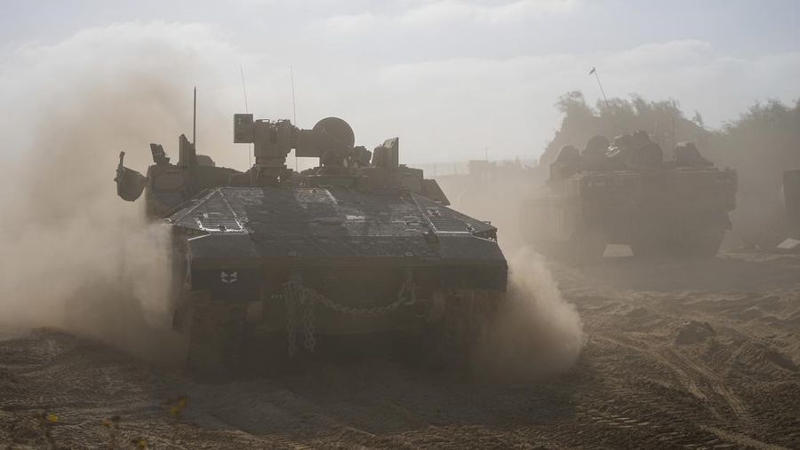 Tentara Israel berjalan melewati reruntuhan, di tengah invasi darat yang sedang berlangsung terhadap kelompok Islam Palestina Hamas di Jalur Gaza utara, 8 November 2023. (REUTERS/Ronen Zvulun)